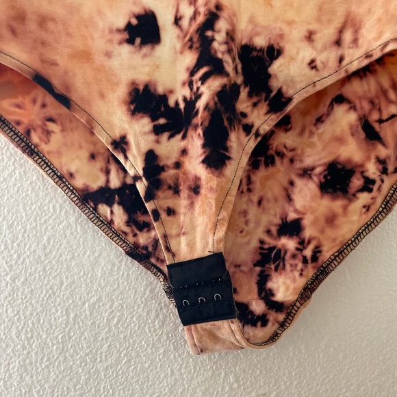 🤗 SOLD 🤗 Tie dye body suit - Picture 4 of 7